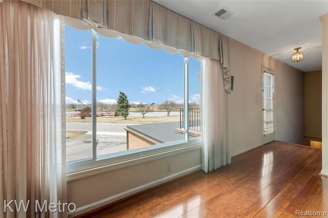 302 Country Club Drive, Saint Clair Shores, MI 48082