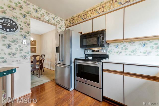 302 Country Club Drive, Saint Clair Shores, MI 48082