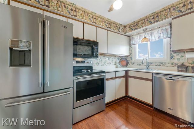 302 Country Club Drive, Saint Clair Shores, MI 48082