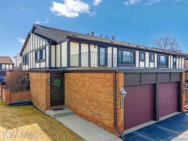 302 Country Club Drive, Saint Clair Shores, MI 48082