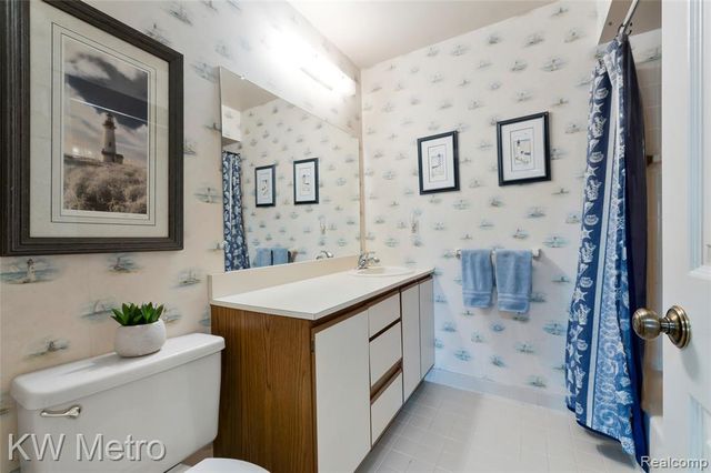 302 Country Club Drive, Saint Clair Shores, MI 48082