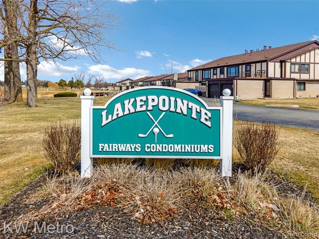 302 Country Club Drive, Saint Clair Shores, MI 48082