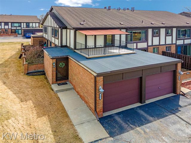 302 Country Club Drive, Saint Clair Shores, MI 48082