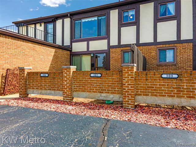 302 Country Club Drive, Saint Clair Shores, MI 48082