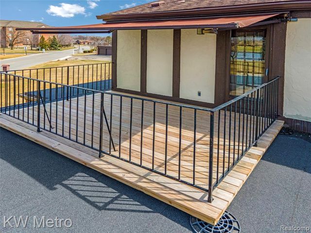 302 Country Club Drive, Saint Clair Shores, MI 48082