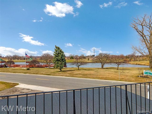 302 Country Club Drive, Saint Clair Shores, MI 48082