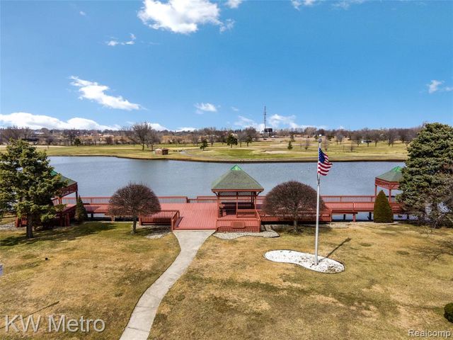 302 Country Club Drive, Saint Clair Shores, MI 48082