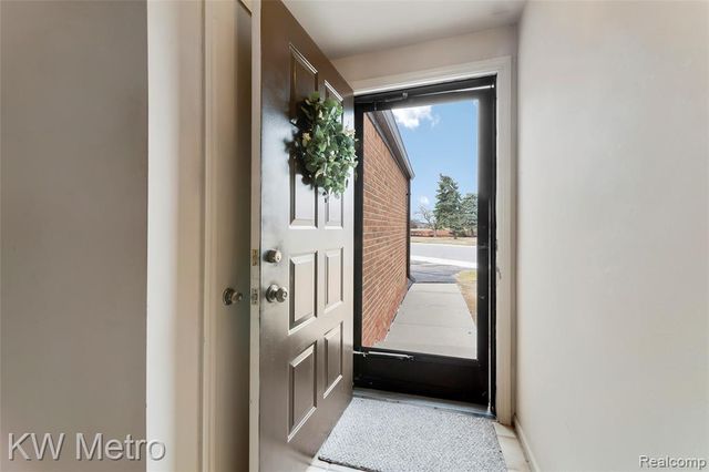 302 Country Club Drive, Saint Clair Shores, MI 48082