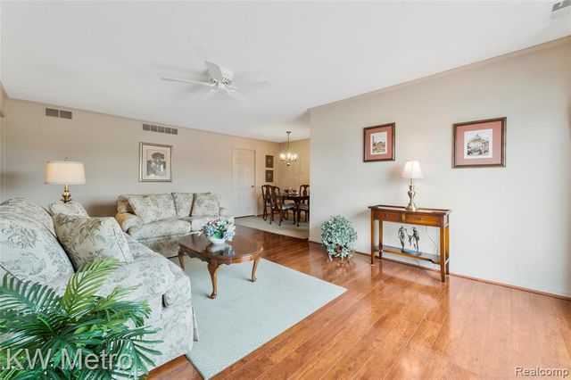 302 Country Club Drive, Saint Clair Shores, MI 48082