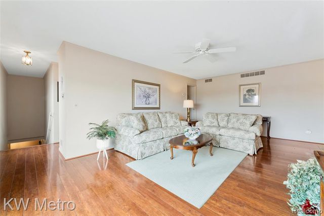 302 Country Club Drive, Saint Clair Shores, MI 48082