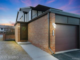 302 Country Club Drive, Saint Clair Shores, MI 48082