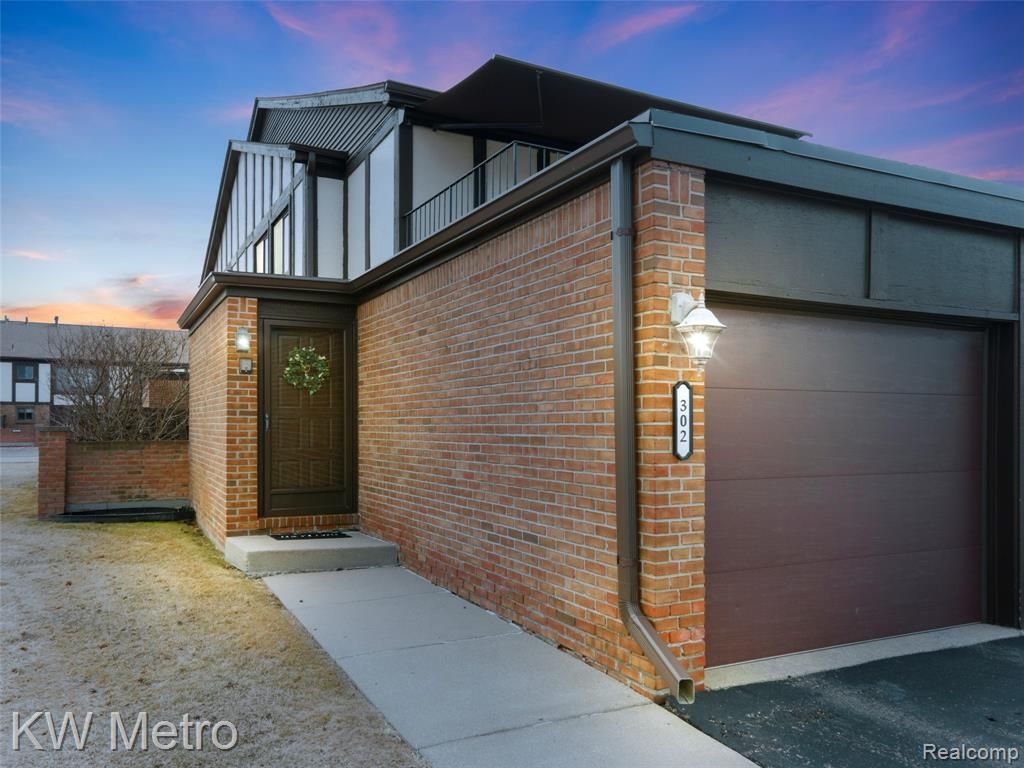 302 Country Club Drive, Saint Clair Shores, MI 48082