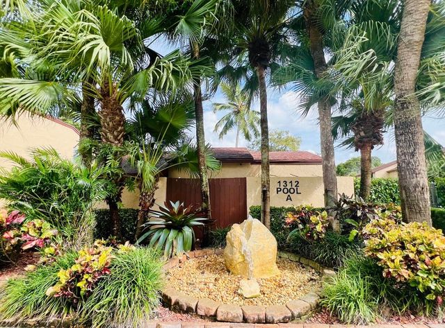 206 Lakeview Drive E, Royal Palm Beach, FL 33411