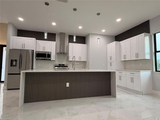 4875 EVERGLADES BLVD N, Naples, FL 34120