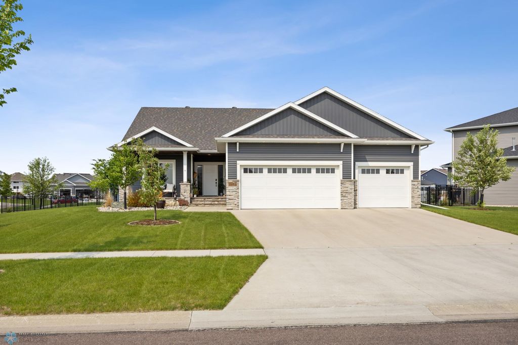 2781 Golden Lane S, Fargo, ND 58104