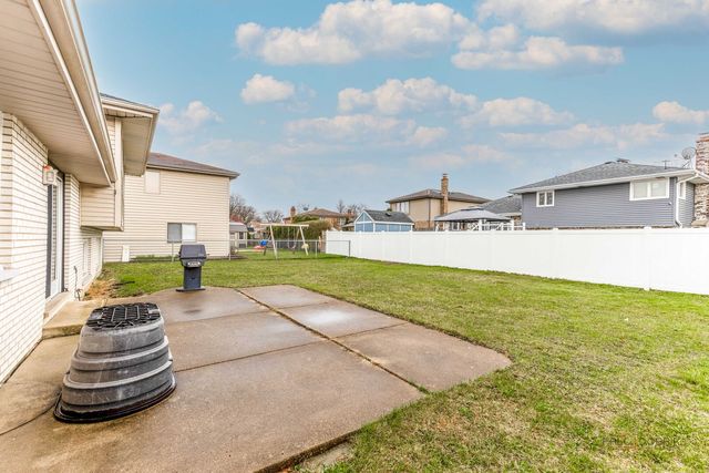 1124 N Anvil Court, Addison, IL 60101