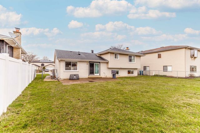 1124 N Anvil Court, Addison, IL 60101