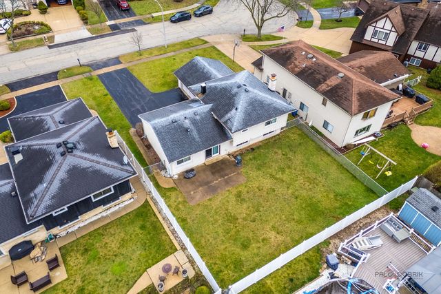 1124 N Anvil Court, Addison, IL 60101