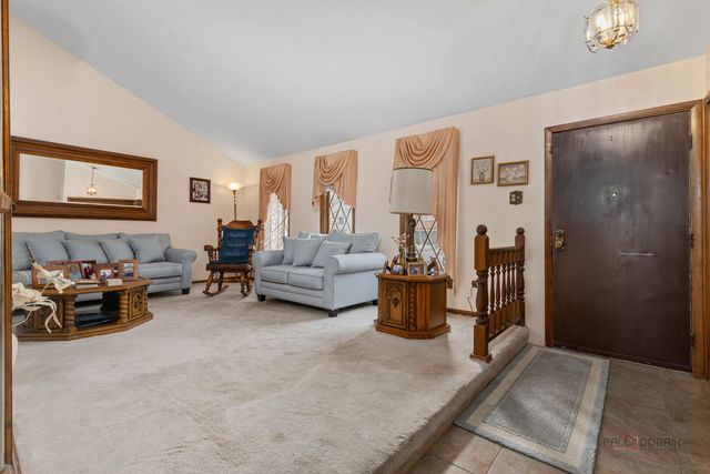 1124 N Anvil Court, Addison, IL 60101