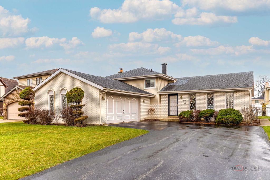 1124 N Anvil Court, Addison, IL 60101