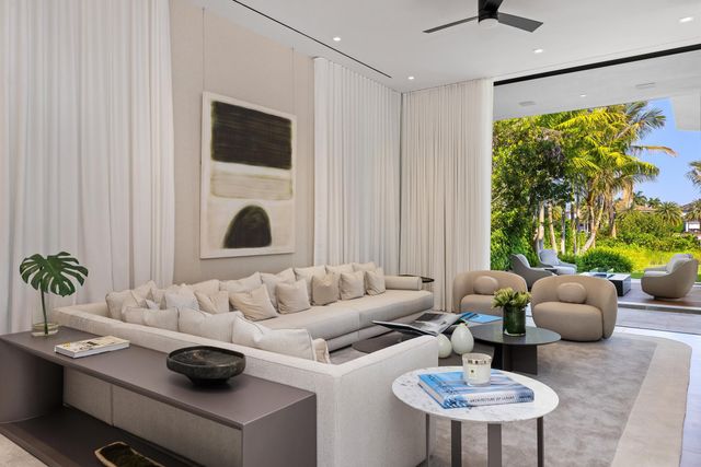 2415 Casa De Marbella, Palm Beach Gardens, FL 33410