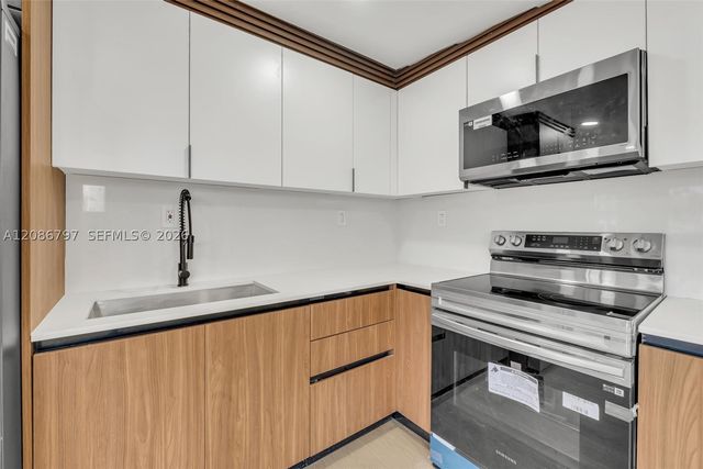 4250 SW 24th St, West Park, FL 33023