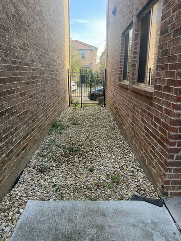 6655 Deleon Street, Irving, TX 75039