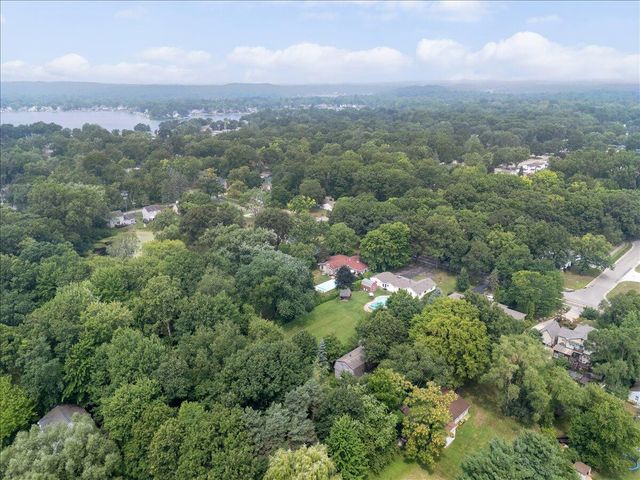 6175 Hatchery Road, Waterford, MI 48329