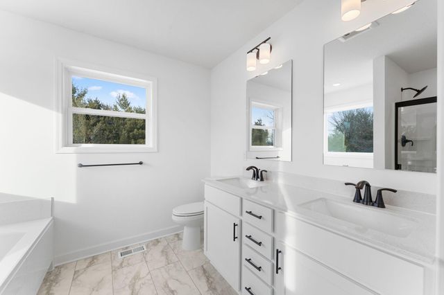 7967 Upper 41st Street N, Oakdale, MN 55128