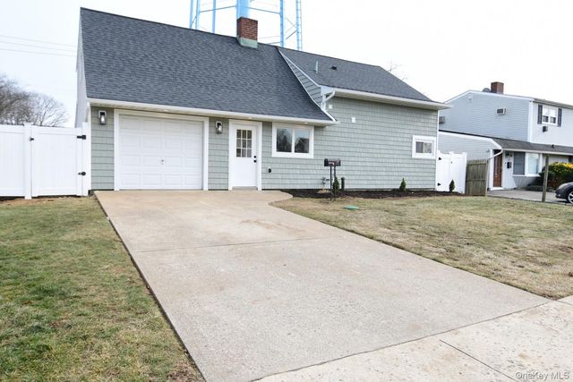 15 Bond Lane, Hicksville, NY 11801