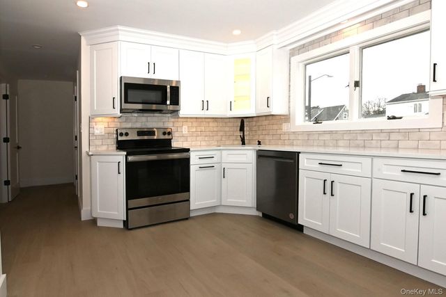 15 Bond Lane, Hicksville, NY 11801