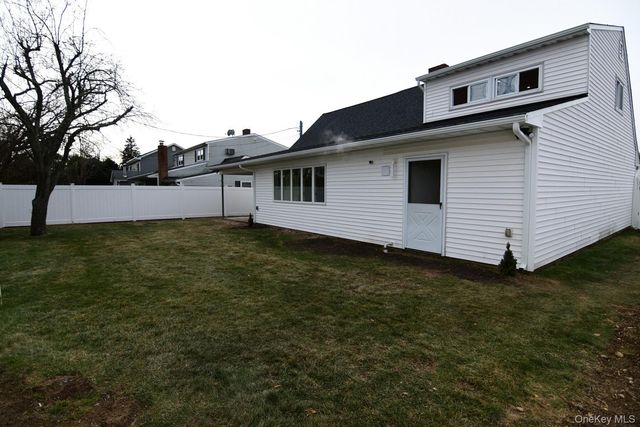 15 Bond Lane, Hicksville, NY 11801