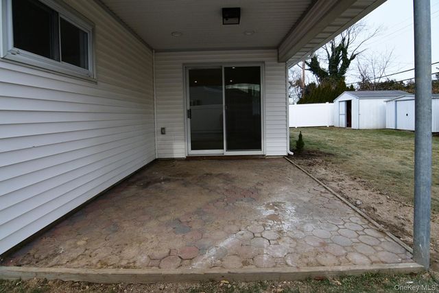 15 Bond Lane, Hicksville, NY 11801