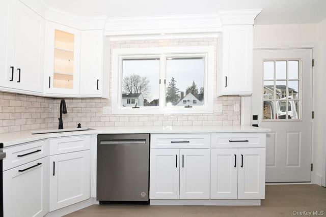 15 Bond Lane, Hicksville, NY 11801