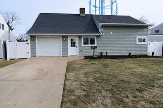 15 Bond Lane, Hicksville, NY 11801