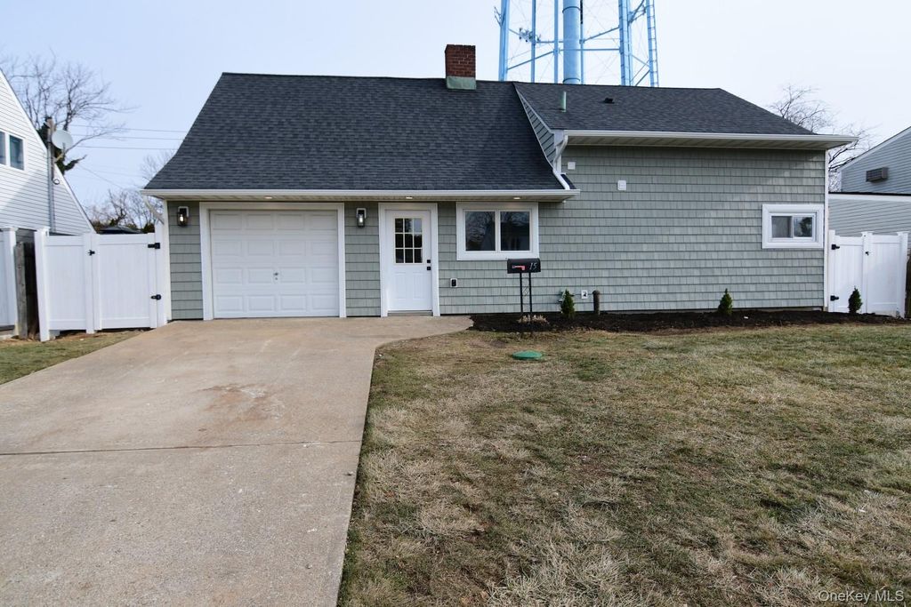 15 Bond Lane, Hicksville, NY 11801