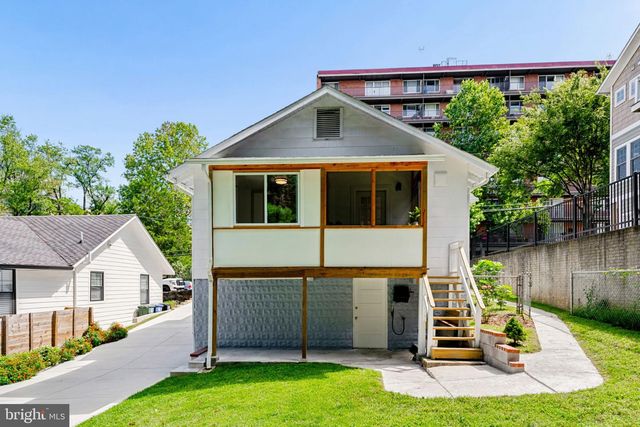 2122 N THOMAS ST, Arlington, VA 22207