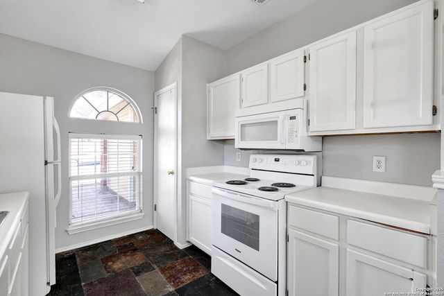 9406 SWANS XING, San Antonio, TX 78250