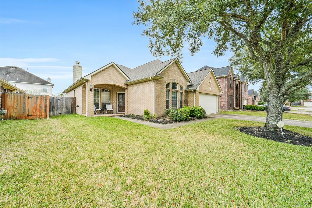 2612 Sun Flare Lane, Pearland, TX 77584