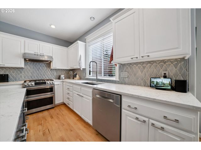 23060 BLAND Cir, West Linn, OR 97068
