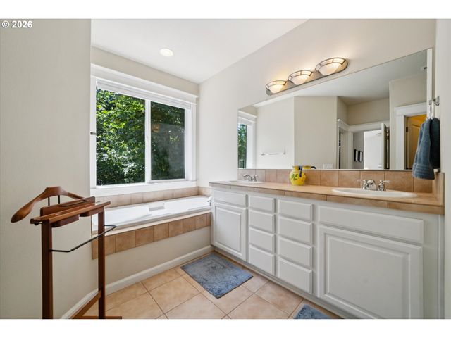 23060 BLAND Cir, West Linn, OR 97068