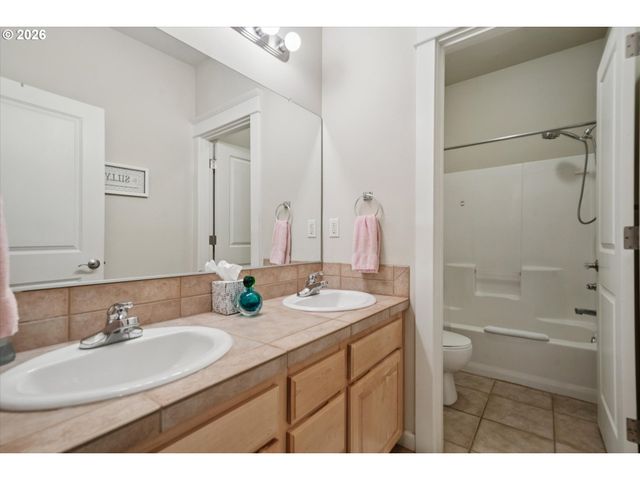 23060 BLAND Cir, West Linn, OR 97068