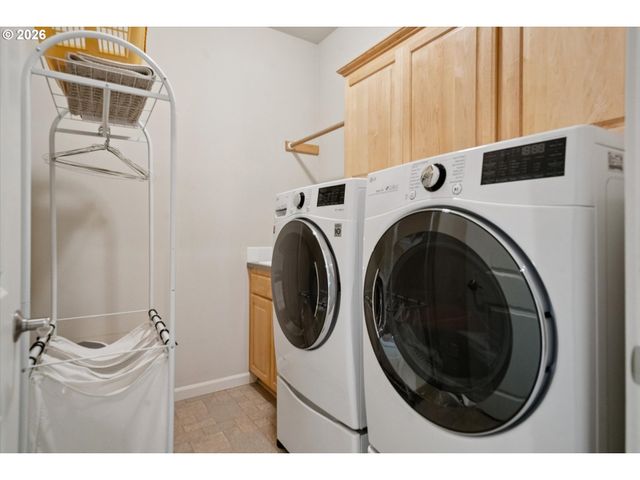 23060 BLAND Cir, West Linn, OR 97068