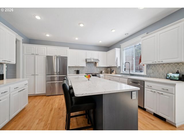 23060 BLAND Cir, West Linn, OR 97068