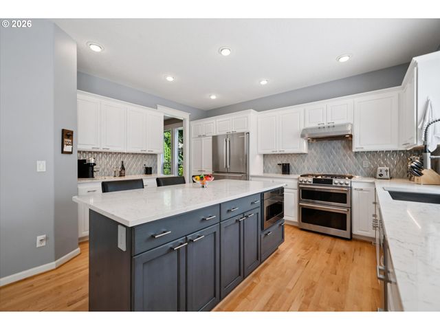 23060 BLAND Cir, West Linn, OR 97068