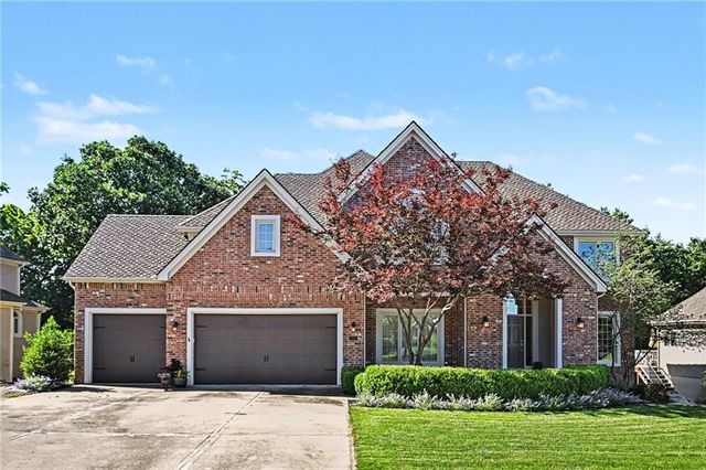 8033 Clearwater Drive, Parkville, MO 64152
