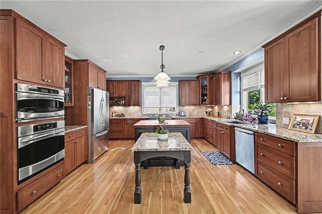 8033 Clearwater Drive, Parkville, MO 64152