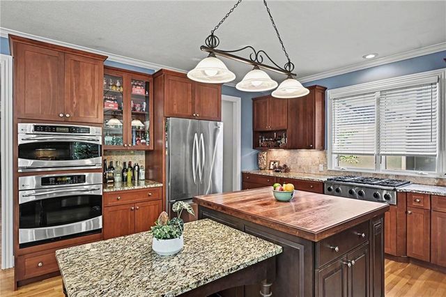 8033 Clearwater Drive, Parkville, MO 64152