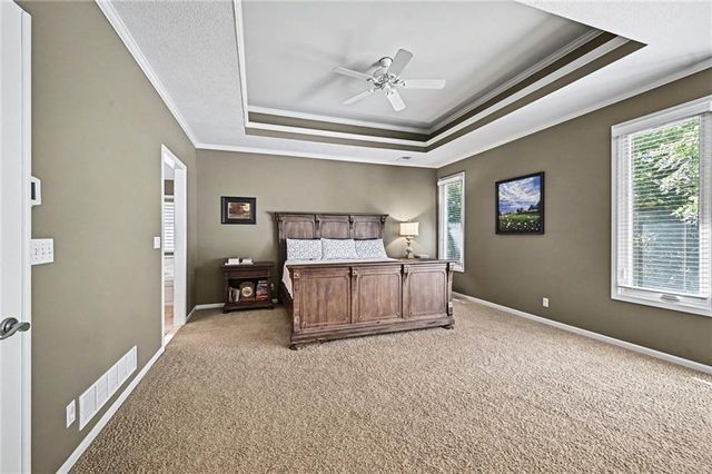 8033 Clearwater Drive, Parkville, MO 64152