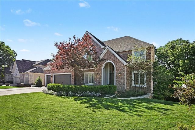 8033 Clearwater Drive, Parkville, MO 64152